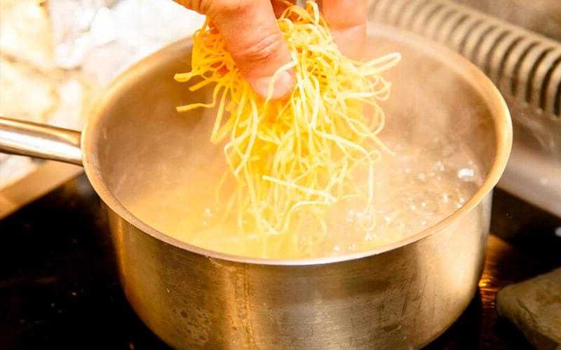 Как и сколько варить макароны, чтобы они не слипались и были вкусными: рецепты и секреты поваров.