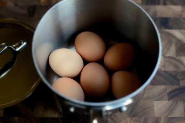 Топ-4 самых простых способа, как сварить треснутое яйцо