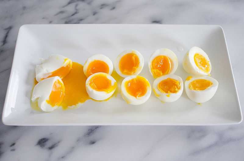 Как сварить яйца Вареные яйца — это вкусный, питательный и легкий продукт Если вы хотите сварить яйца вкрутую или всмятку, воспользуйтесь советами из этой статьи Поместите 6 яиц в большую кастрюлю Достаньте яйца из холодильника и