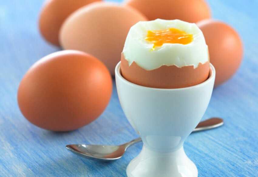 Как приготовить яйца всмятку: сколько варить, чем есть