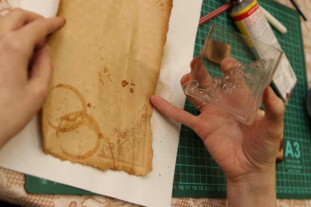 Как нарисовать свиток Люди часто в древние времена читали со свитков различные объявления населению Вот как его нарисовать Нарисуйте большую прямоугольную форму Это будет развернутый лист свитка