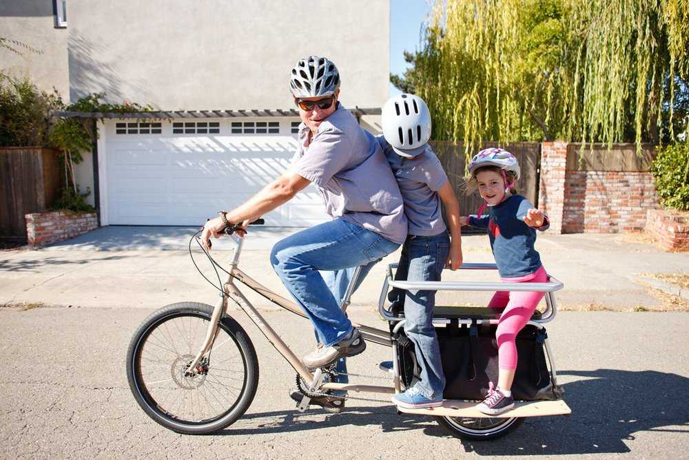 Как научить ребенка кататься на велосипеде двухколесном. Велосипед для перевозки детей. Перевоз детей на велосипеде. Электровелосипед возить ребенка. Дети катаются на велосипеде.