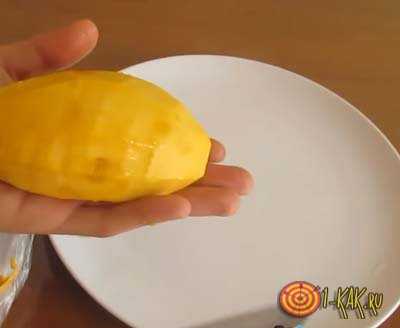 Как разрезать манго с косточкой правильно пополам, кубиками, квадратиками, дольками. инструкция