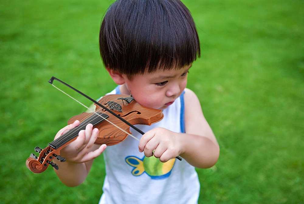 Скрипичный ребенок. Скрипка для детей. Игра на скрипке. Подобрать детскую скрипку. Детский скрипач.
