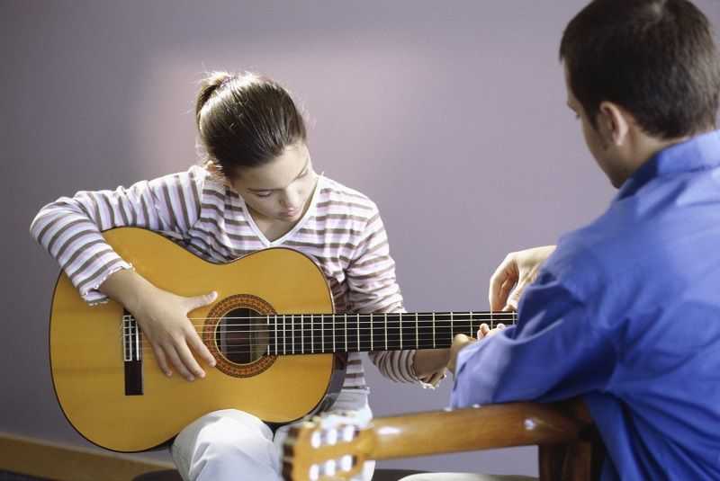 Как научиться играть на гитаре ребенку – самостоятельное обучение для начинающих