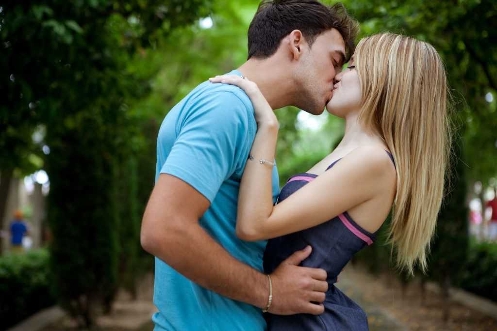 Научиться целоваться без партнера