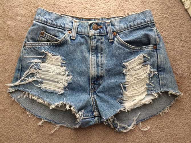 Как сделать модные рваные шорты из старых джинсов :: syl.ru