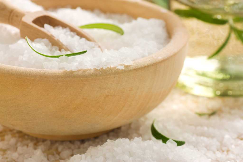 Морская соль: вред и польза для организма, применение, состав, формула, свойства, как добывают и можно ли употреблять крупную соль в пищу, рецепты