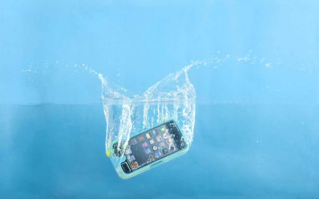 Как спасти промокший телефон Если мобильный телефон попал в воду, не отчаивайтесь Даже если вы уронили телефон в раковину, унитаз или ванну, его можно восстановить Самое главное — действуйте быстро Вытащите устройство из воды как можно