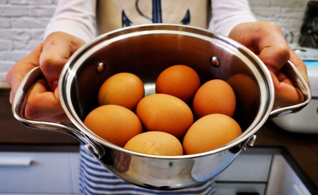 Как сварить яйцо, чтобы оно не треснуло и легко почистилось