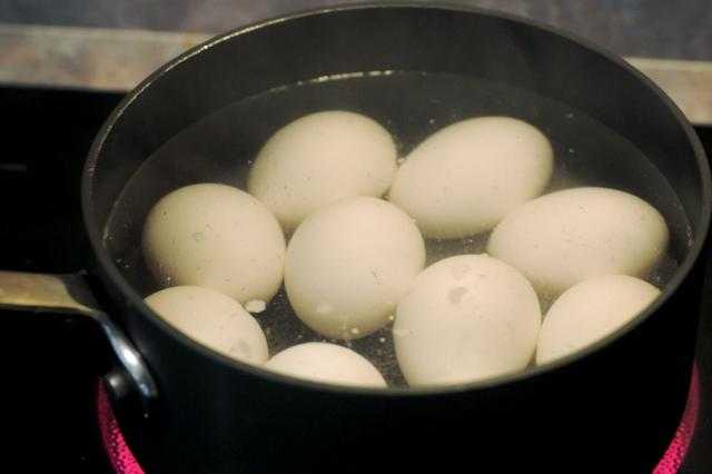 Как приготовить яйца вкрутую без трещин Многие согласятся, что сварить яйцо, чтобы оно не треснуло, не так-то просто Подвергая холодные яйца воздействию теплой или горячей воды, вы способствуете появлению трещин; кроме того, скорлупа