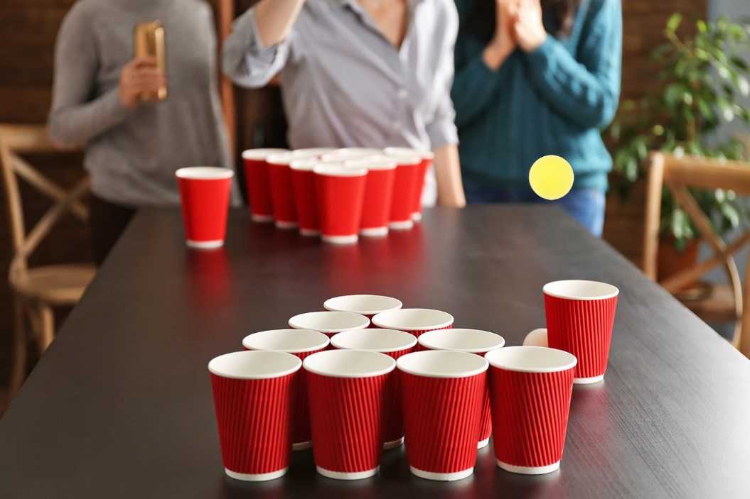 Как играть в бирпонг Немногие игры так хорошо известны и популярны, как бирпонг, или пиво-понг Несмотря на то, что технически это просто игра с употреблением спиртных напитков, в бирпонге вам потребуется огромное количество навыков и