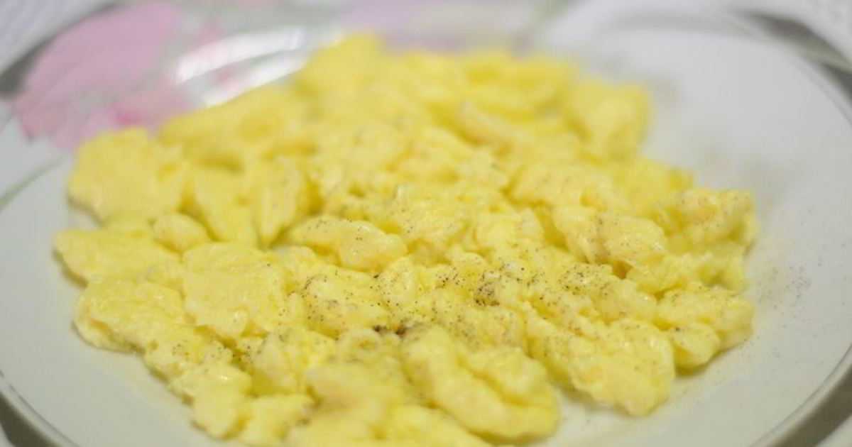 Болтунья из яиц на завтрак