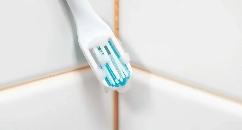 Как использовать старую зубную щетку для уборки дома