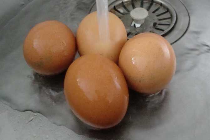 Как сварить яйца без трещин. как сварить треснувшее яйцо, чтобы оно не вытекло? как варить яйца, чтобы они не лопнули – свежее – всегда лучше