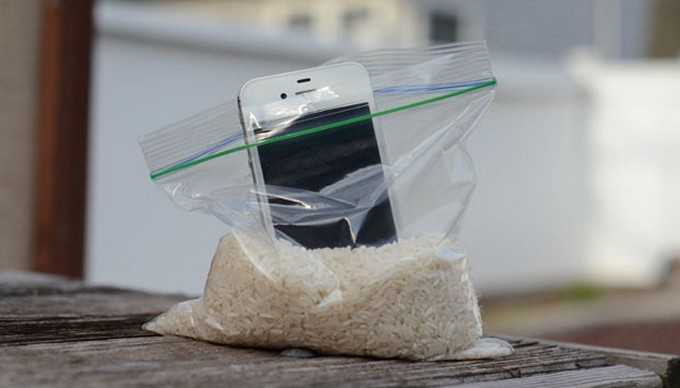 Как вернуть смартфон к жизни, если он попал в воду