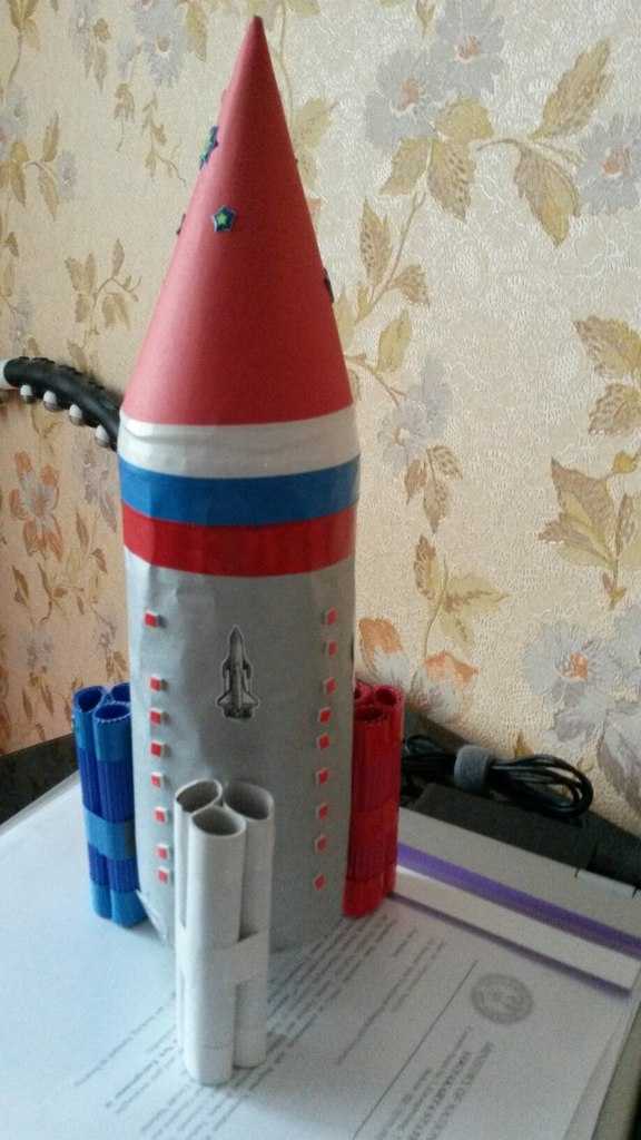 Ракета поделка в садик ко дню. Ракета поделка. Ракета поделка для детей. Космическая ракета поделка. Поделка ракета из бутылки.