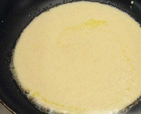 Пышный омлет - рецепт с молоком и яйцом на сковороде