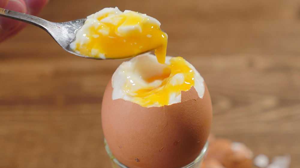 Как и сколько варить яйца: в микроволновке, кастрюле и мультиварке