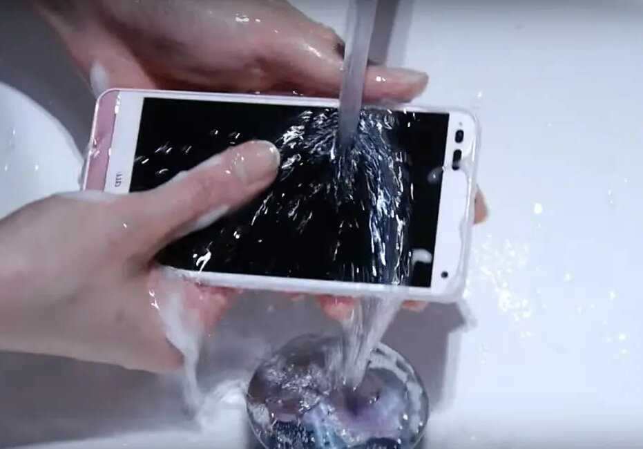 Что делать, если уронили телефон в воду или пролили жидкость на него