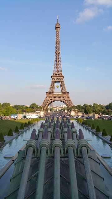 Эйфелева башня. достопримечательность франции