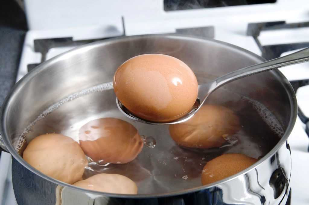 Как сварить яйцо вкрутую Яйца, сваренные вкрутую, отлично подходят для приготовления различных блюд или в качестве богатой белком закуски Тем не менее, в процессе варки яиц они могут потрескаться или их желтки приобретут зеленоватый