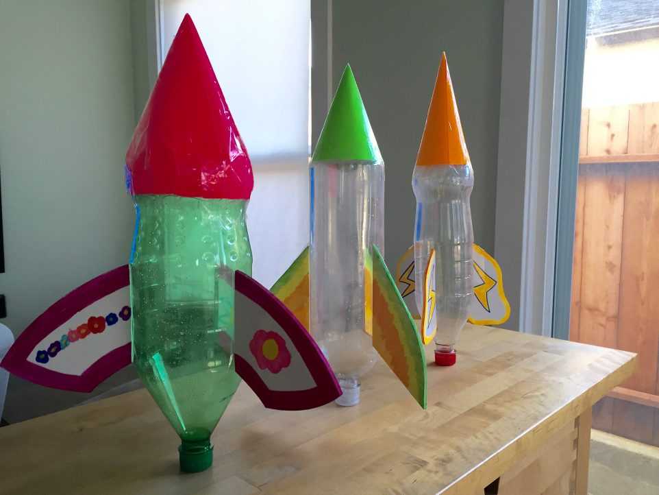 Ракета из подручных материалов. Ракета поделка. Ракета из бросового материала. Ракета из пластиковых бутылок.