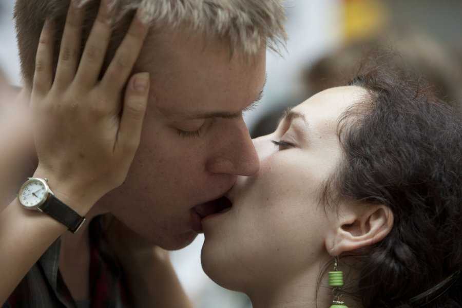 Как поцеловаться в первый раз? учим подростка 