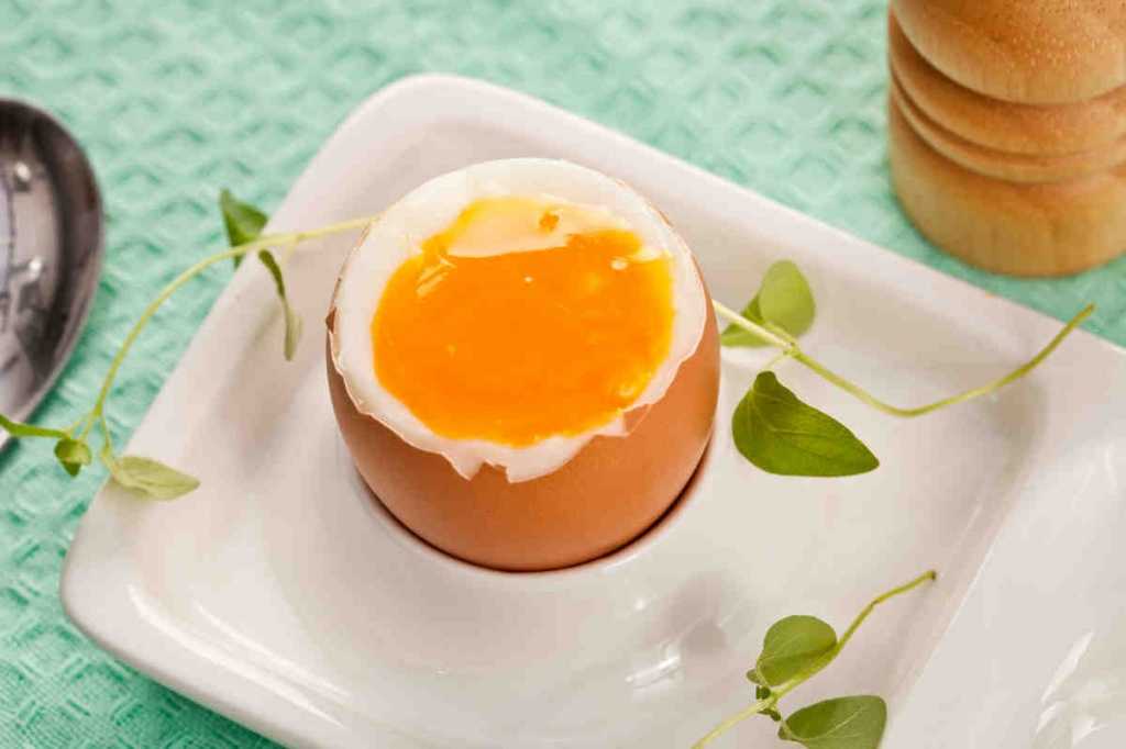 Как сварить яйцо всмятку Яйцо всмятку — отличный выбор для быстрого завтрака Это блюдо не только вкусное, но и довольно простое в приготовлении Яйца всмятку отлично сочетаются с тостами Поскольку в яйцах содержится белок и необходимые