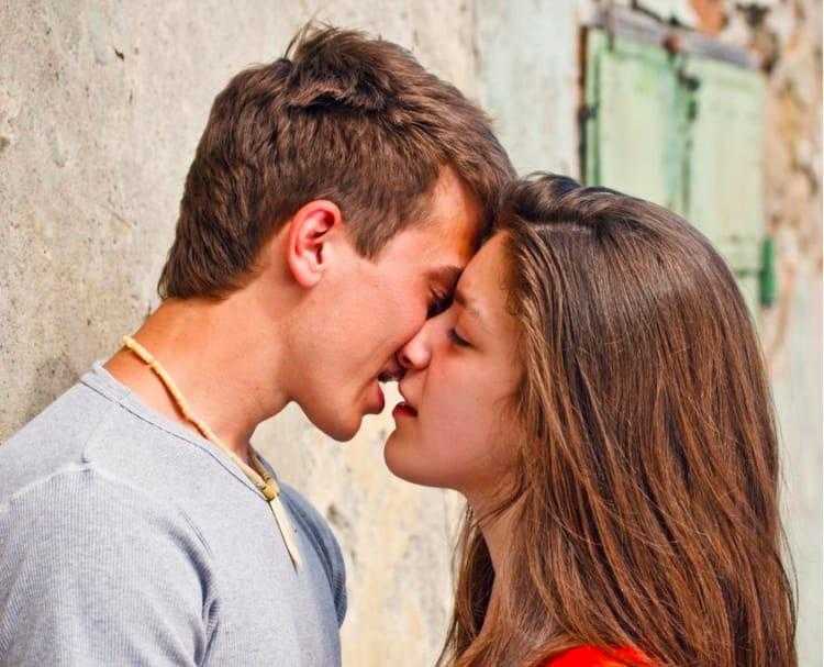 Как поцеловать девушку на первом свидании: пошаговая инструкция