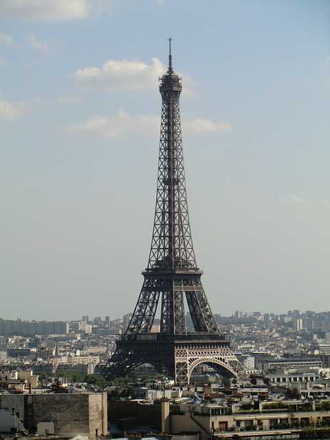 Эйфелева башня - главный символ парижа