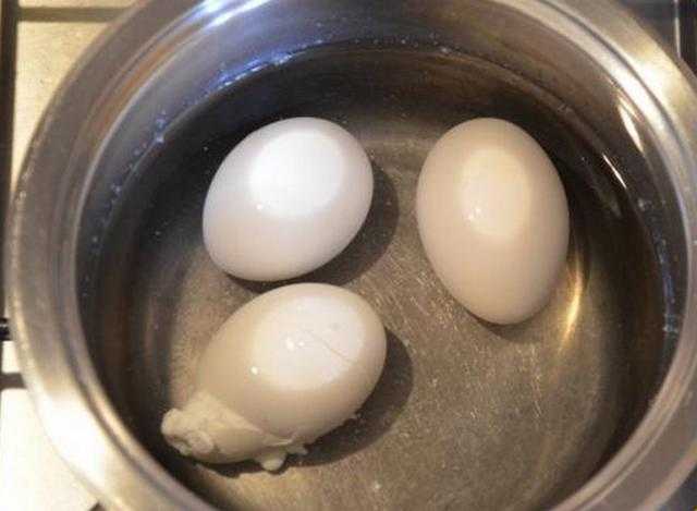 Как сварить яйца чтобы они не потрескались?