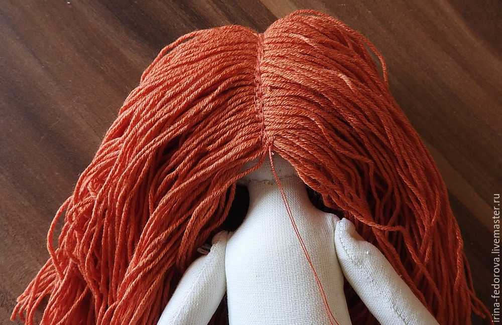 Как сделать прическу текстильной кукле из пряжи