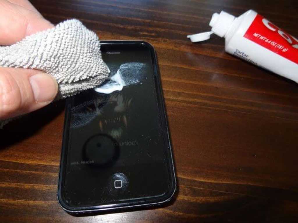Чем отмыть экран. Убирание царапин зубной пастой. Полировка телефона от царапин. Царапина на телефоне. Шлифовка экрана телефона от царапин.