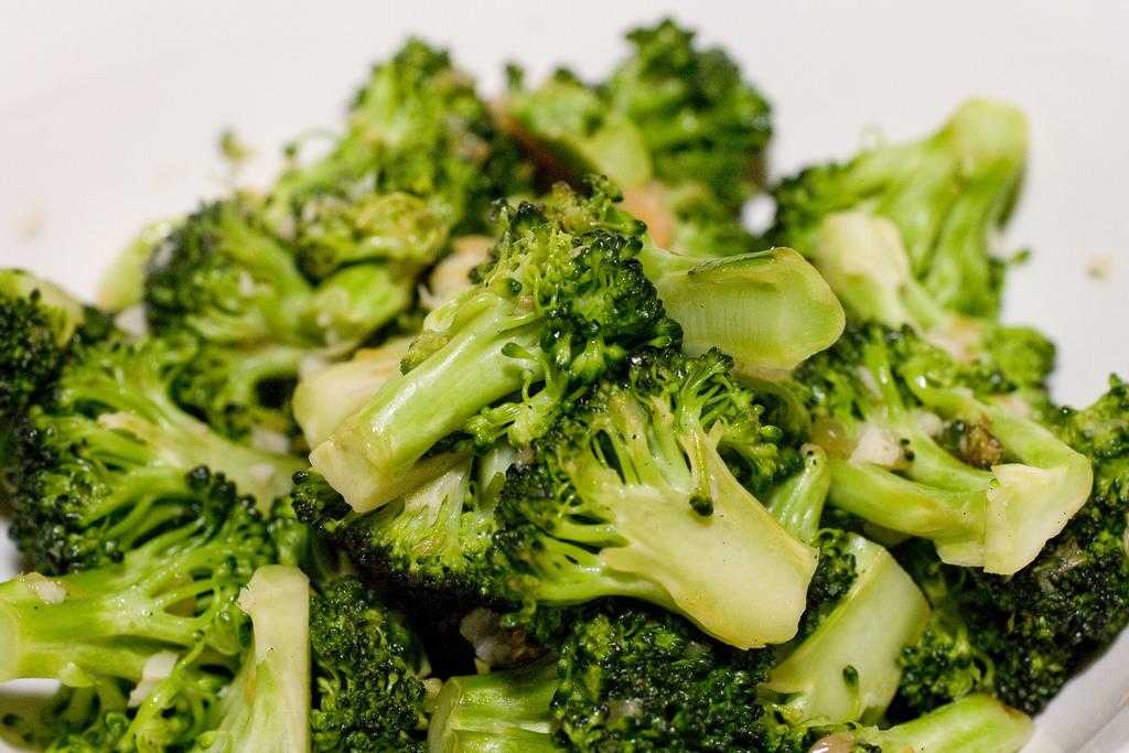 Как приготовить брокколи на пару Брокколи — это полезный овощ, и, если его правильно приготовить, то можно сотворить безумно вкусное угощение Один из самых простых а также самых вкусных способов приготовить брокколи — сделать это на