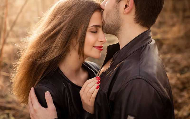 Как вести себя с мужчиной, чтобы он сам тянулся к женщине: 20 подсказок из психологии