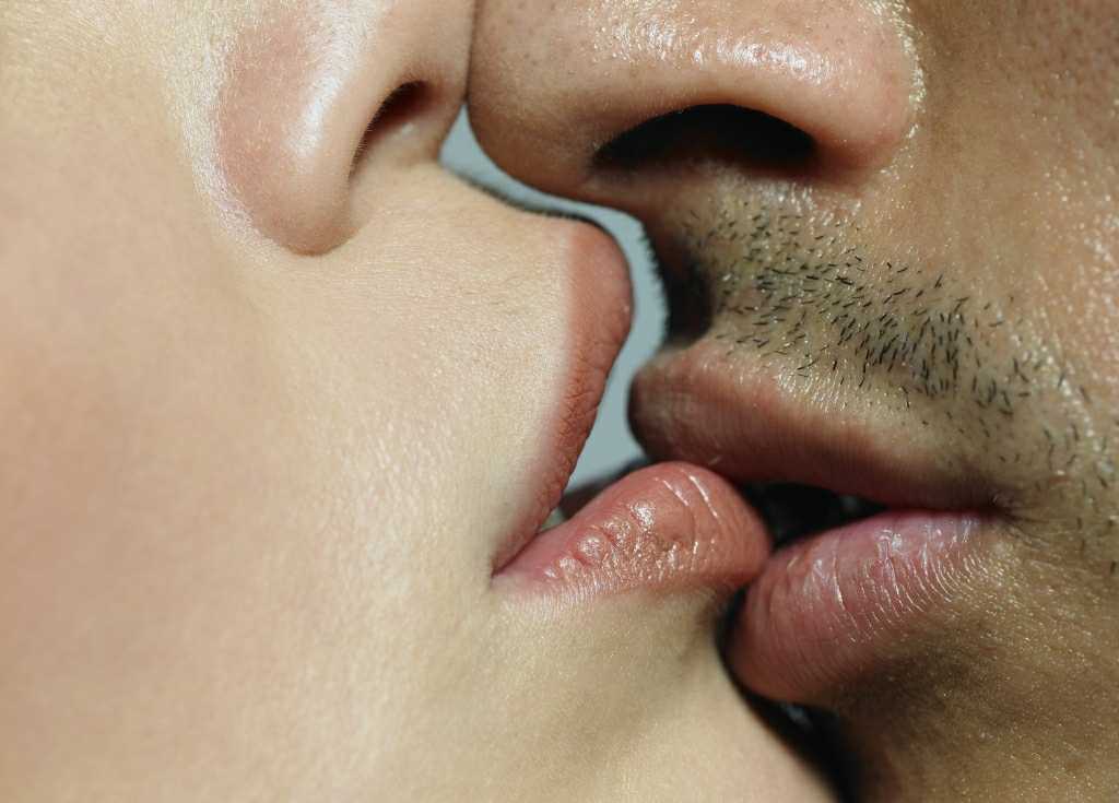 Как целоваться с парнем. Поцелуй может быть забавным и романтичным способом выразить свои чувства к парню. Используйте зрительный контакт и язык тела, чтобы продемонстрировать партнеру свой интерес, а потом соединитесь губами и насладитесь...