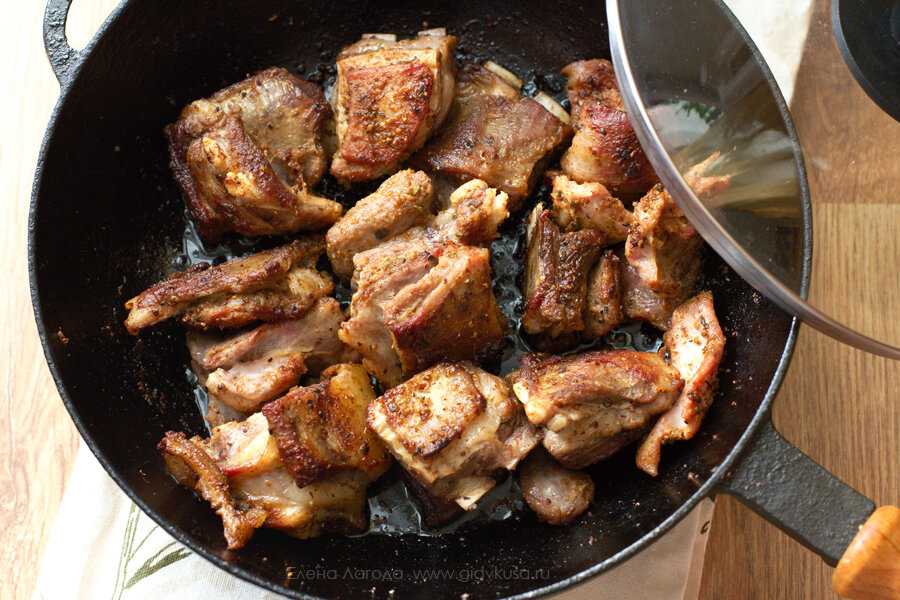 Вкусная курица кусочками на сковороде. Жареная баранина. Мясо на сковородке. Жареное мясо на сковороде.