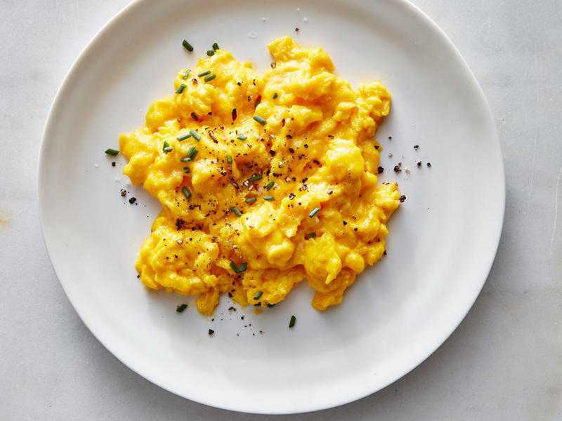 Как легко и вкусно пожарить яичницу-болтунью — лучшие рецепты
