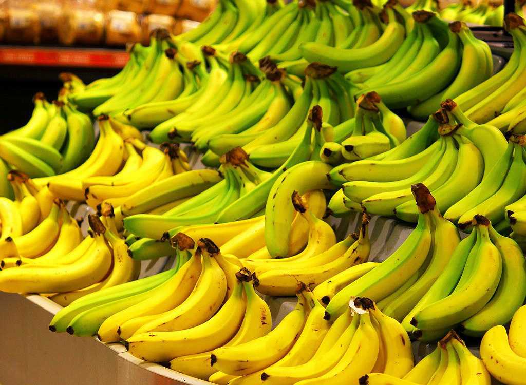 Банан. Разноцветные бананы. Зеленые бананы. Спелый банан.
