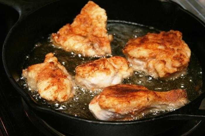 Курица в микроволновке - как быстро и вкусно готовить целиком, бедрышки, крылья или окорочка с фото