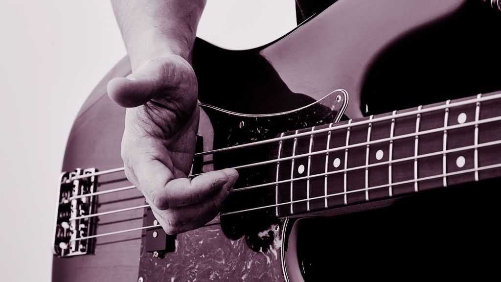 Как играть на бас гитаре: техника и приемы игры