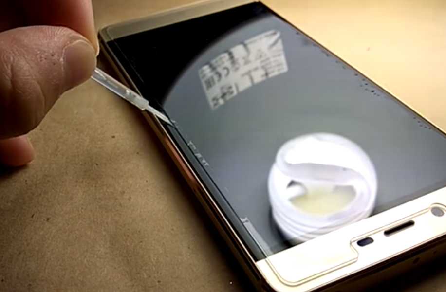 Как снять старое или разбитое защитное стекло с телефона