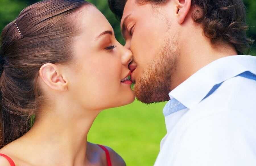 Как на 1-м свидании правильно перейти к поцелую? как правильно целоваться? (пикап тренинги)