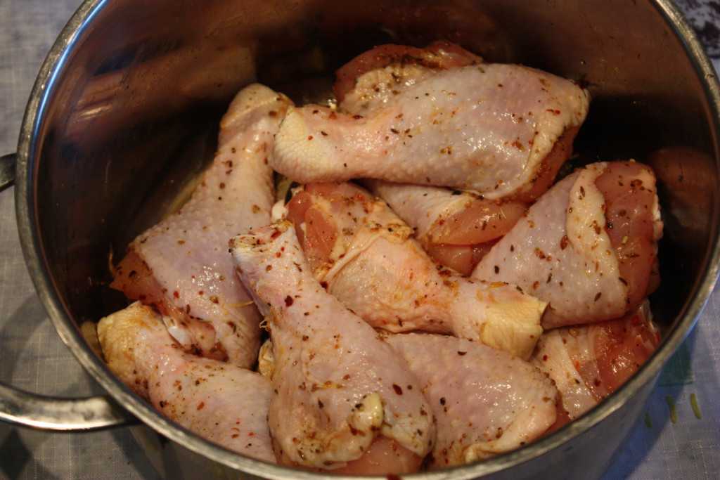 Как приготовить замороженную куриную грудку Приготовление замороженного мяса может хорошо сэкономить время, особенно если вам надо срочно приготовить обед и нет времени на подготовку Замороженные куриные грудки можно запечь в духовке или