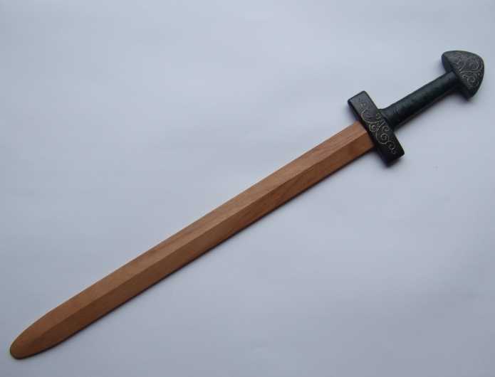 Как сделать деревянный меч Если покупка готового меча вам не по карману или вы просто хотите сделать самодельный меч для маскарадного костюма или тренировок, то его можно изготовить из дерева Для выполнения данного проекта хорошо