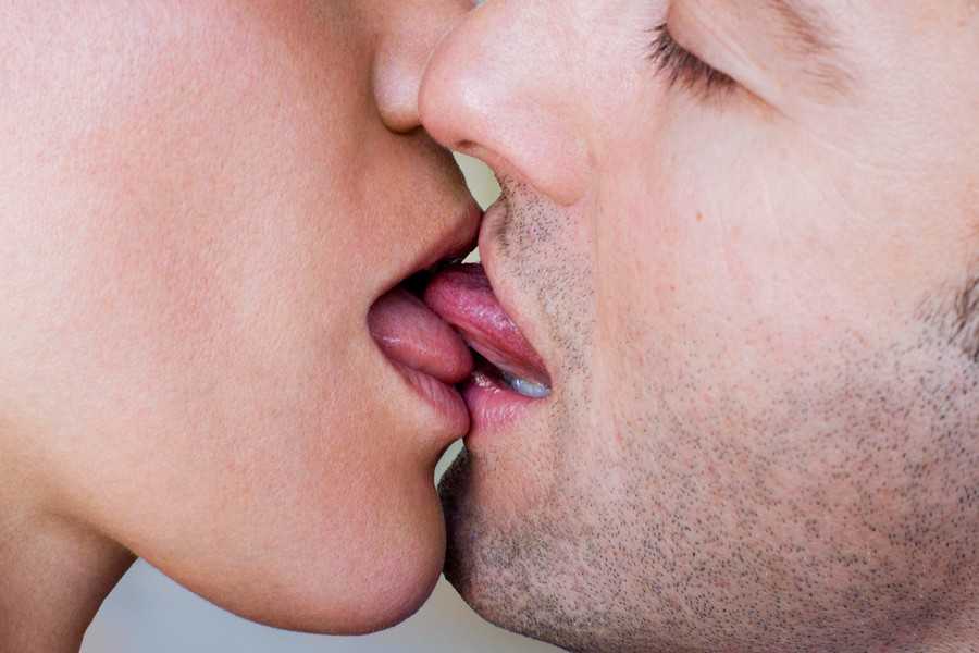 Как завести парня во время поцелуя: 10 шагов.