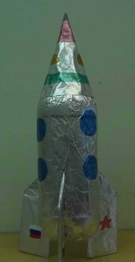 Ракета из бутылки ко дню космонавтики. Ракета поделка. Самодельная ракета из бутылки. Поделка ракета из бутылки. Бутылка пластиковая ракета.