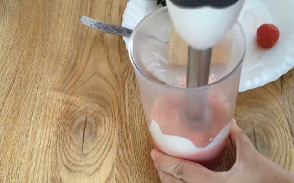 Как сделать коктейль из мороженого в блендере. Молоко в блендере. Взбивать молочные коктейли. Молочный коктейль с мороженым в блендере. Молочный коктейль погружным блендером.