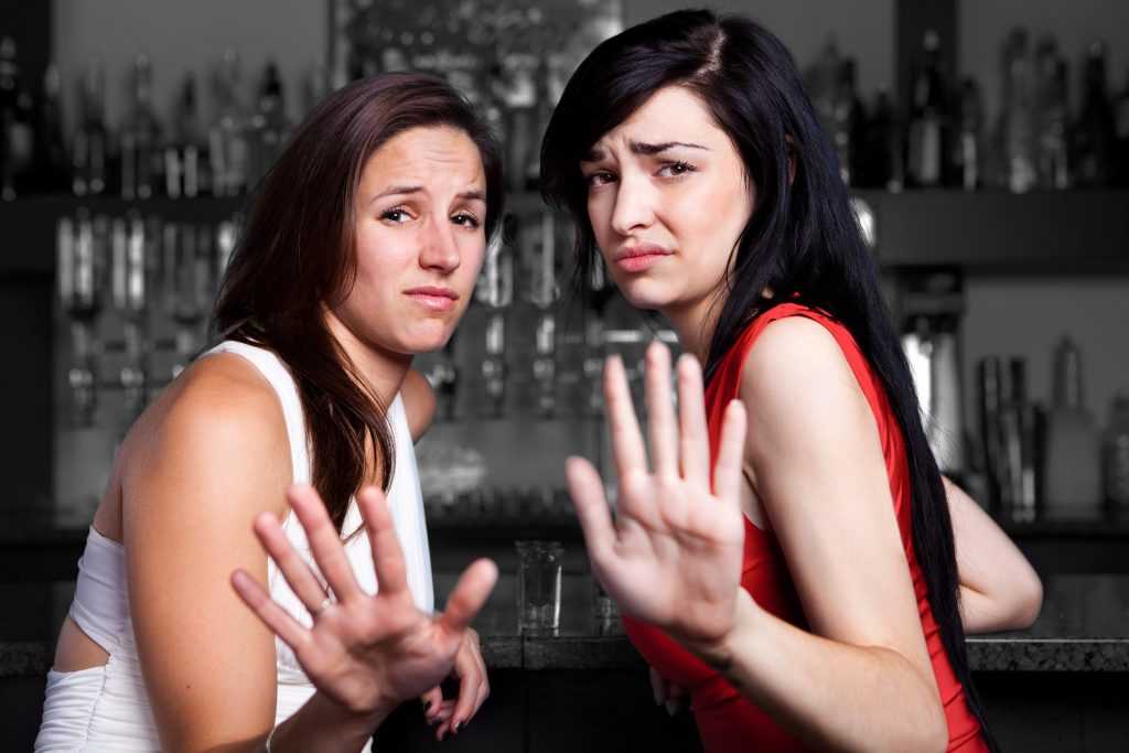 Как понять, что ты нравишься девушке по жестам и поведению: 30+ верных признаков